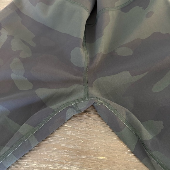 ALO Yoga Dark Green Camouflage Athletic Leggings Size M Women - Picture 9 of 9